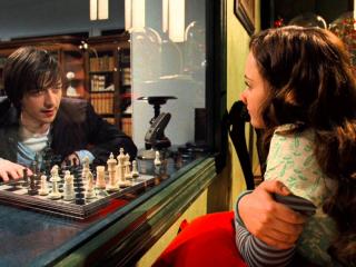 Несдержанные дамы играют в шахматы